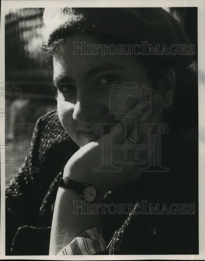 1989 Press Photo Playwright Migdalia Cruz writes lyrics for Frida Kahlo musical. - Historic Images
