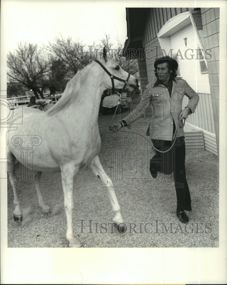 1976 Press Photo Wayne Newton with Arabian Horse - mjp11085- Historic Images