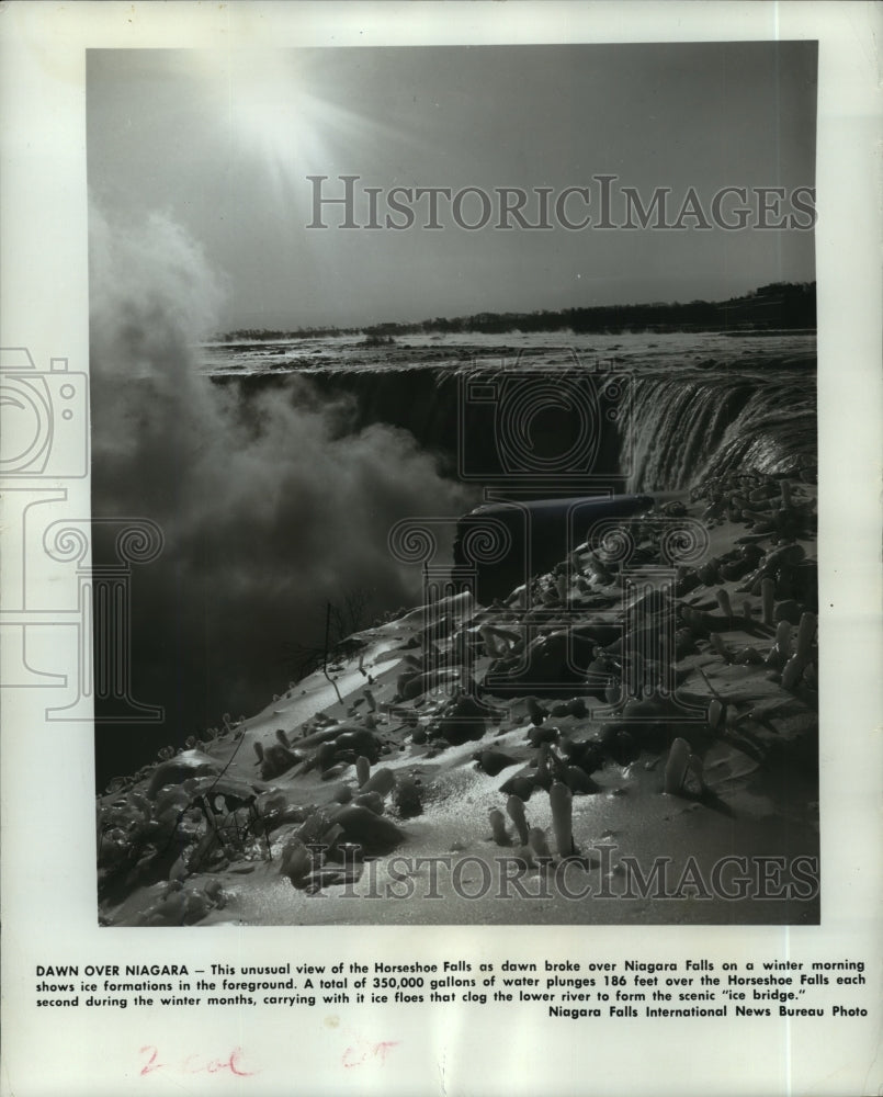 1966 Press Photo Dawn at Niagara Falls, Horseshoe Falls with Ice Formations - Historic Images