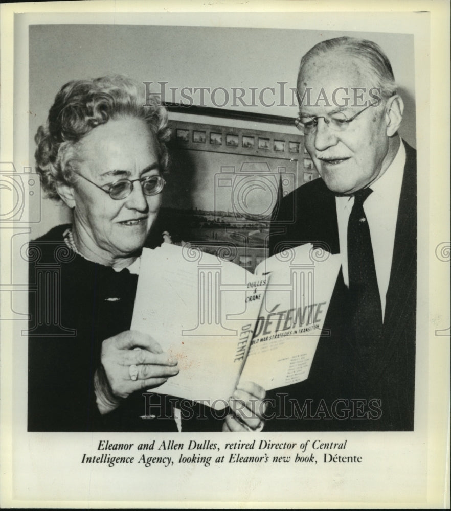 1980 Press Photo Eleanor and Allen Dulles with Her New Book, &quot;DetentÃ¨&quot; - Historic Images