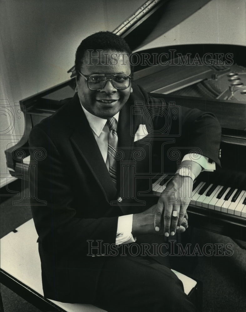 1987, Pianist Tony Davis for Charles Allis Art Museum Peformance - Historic Images