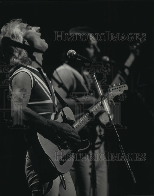 1966 Press Photo Frank Renshaw of Mindbenders Performing at Riverside Theater - Historic Images