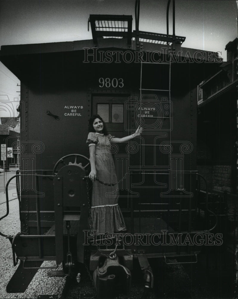 1975, Laurie D&#39;Amato performer at The Depot. - mjp11166 - Historic Images