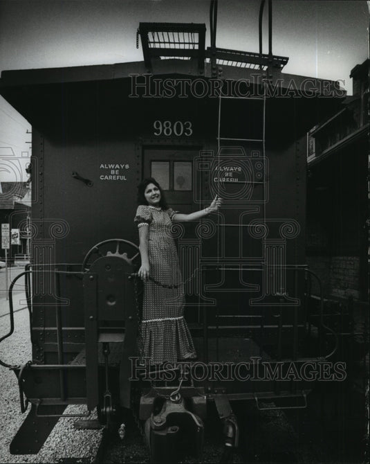 1975, Laurie D'Amato performer at The Depot. - mjp11166 - Historic Images