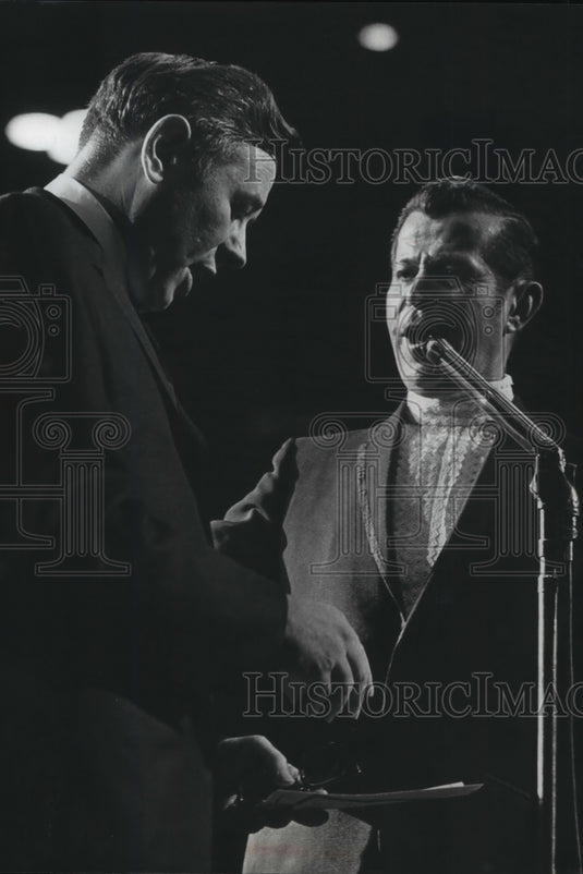1968 Press Photo Mayor Maier and singer Dennis Day at Milwaukee ceremony. - Historic Images