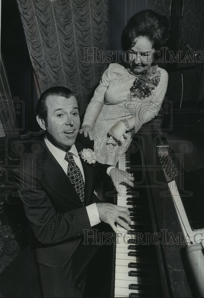 1975 Press Photo Josephine Dolan and Dennis Day perform at Marc Plaza. - Historic Images