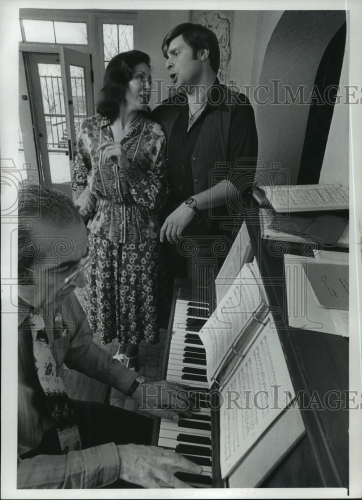 1978 Press Photo Edmund Assaly and Bonnie Dirks rehearse for Century Hall show. - Historic Images