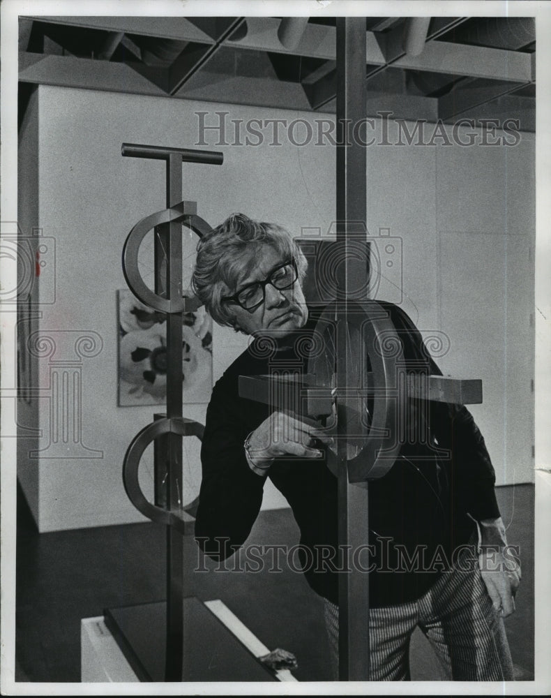 1978, Sculptor Richard Lippold with &quot;Homage to Milwaukee&quot; Piece - Historic Images