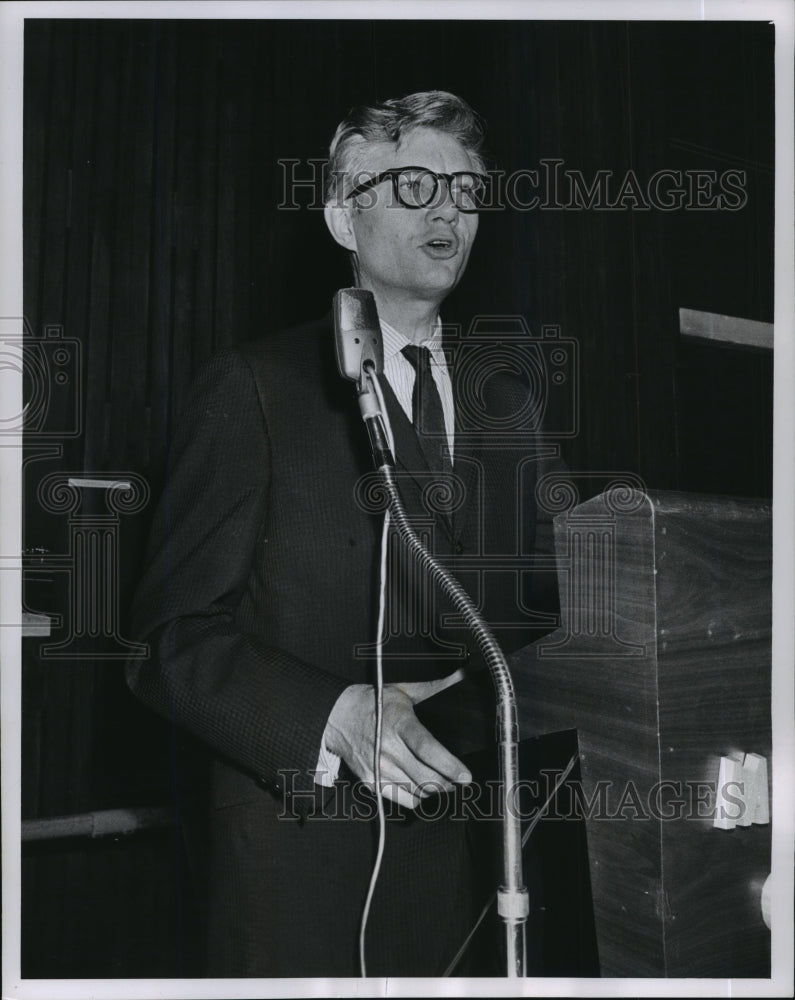 1960, Richard Lippold addresses Friends of Art at Memorial Center. - Historic Images