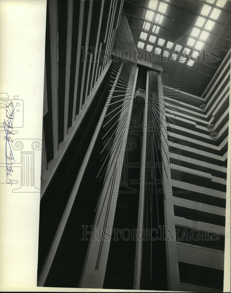 1980 Press Photo Richard Lippold sculpture at the Hyatt Regency Hotel. - Historic Images