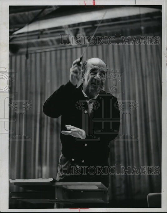 1971 Press Photo Erich Leinsdorf on "Tanglewood" on Bell Telephone Hour, on NBC. - Historic Images