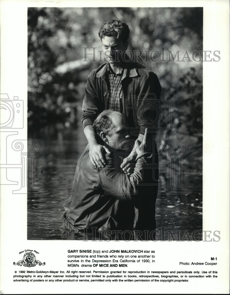 1992 Press Photo Gary Sinise and John Malkovich star in Of Mice and Men. - Historic Images