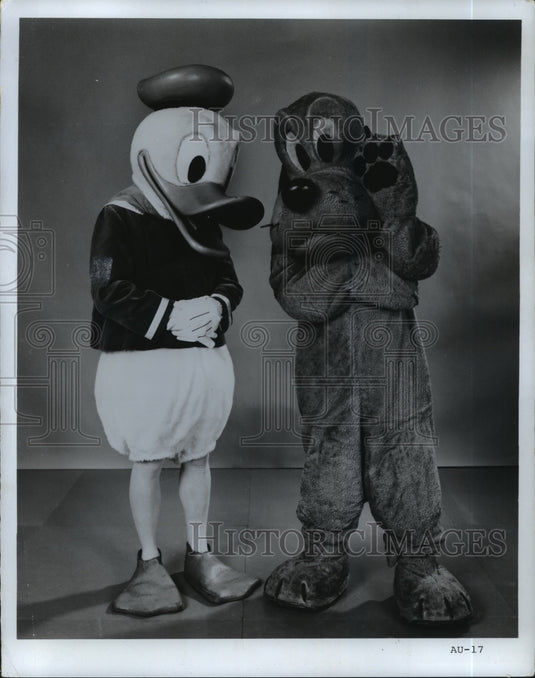 1971 Press Photo Donald Duck and Pluto Walt Disney characters. - mjp11406 - Historic Images