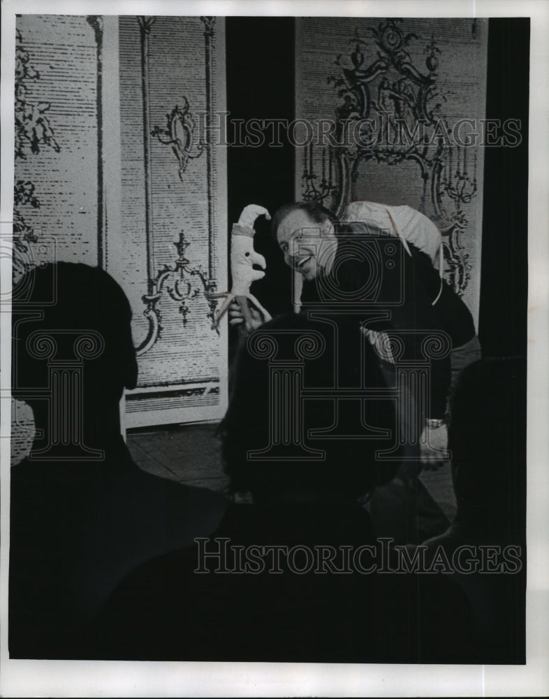 1971 Press Photo Michael DiStefano rehearses for Verdi's Rigoletto. - mjp11415 - Historic Images