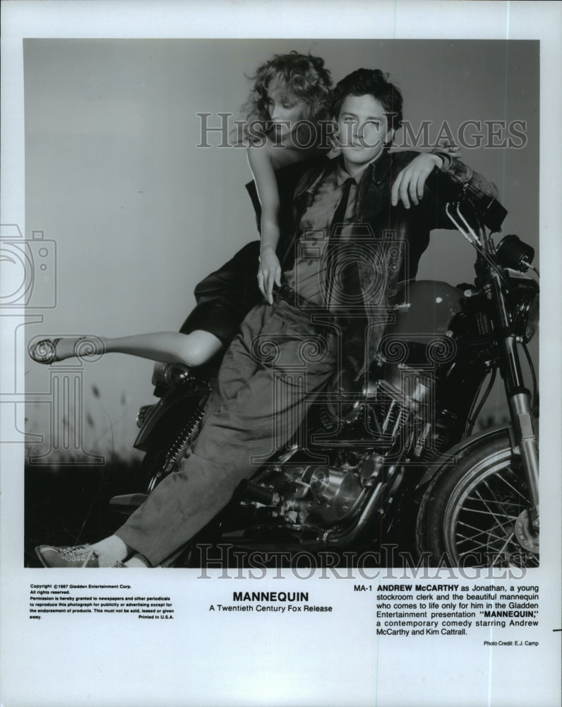 1987 Press Photo Kim Cattrall and Andrew McCarthy star in Mannequin. - mjp11444 - Historic Images