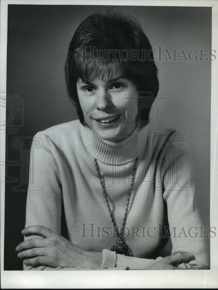 1975 Press Photo Kathleen Dunn, host on WTMJ Channel 4, Milwaukee. - mjp11461-Historic Images