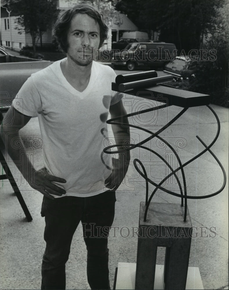 1982, Milwaukee artist Robert Curtis with his sculpture Haywire. - Historic Images