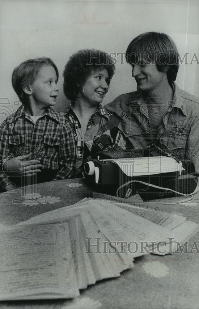 1977 Press Photo Authors Sharon and Tom Curtis with their son Lanny, 7. - Historic Images