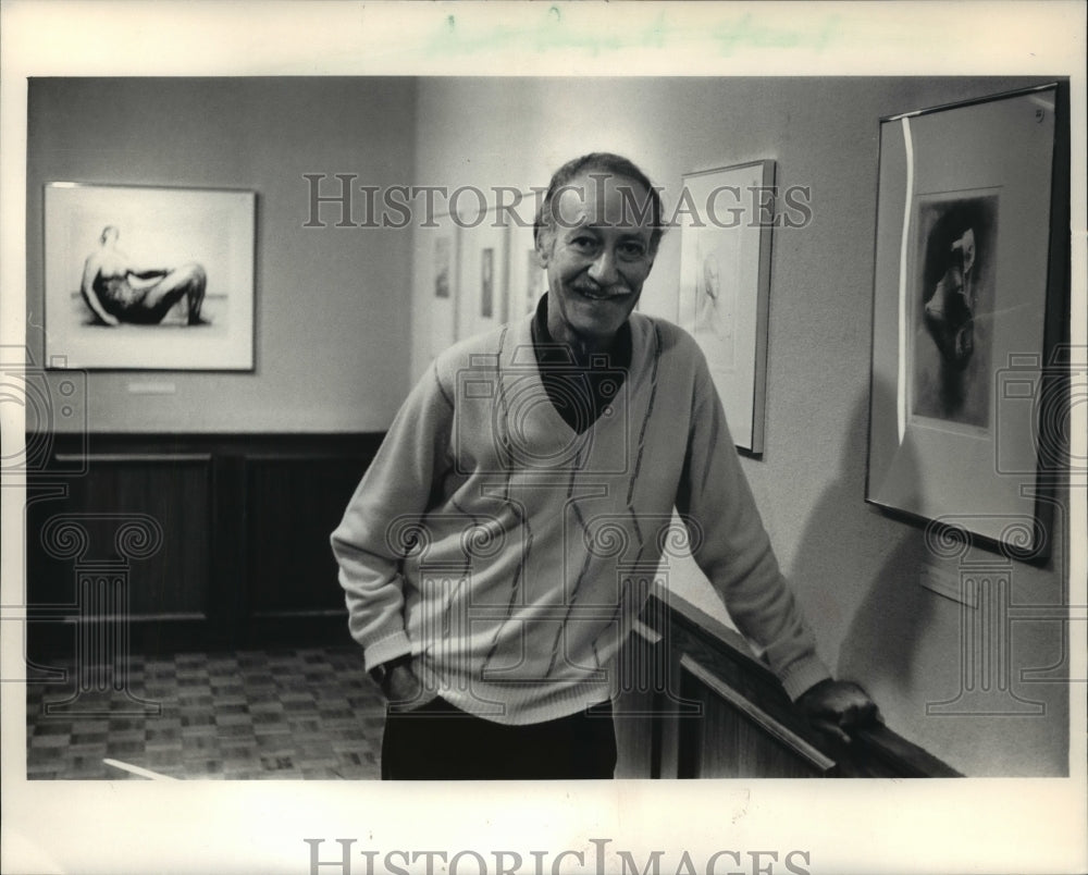 1986 Press Photo William Fairfield at Door County Library with Henry Moore art. - Historic Images