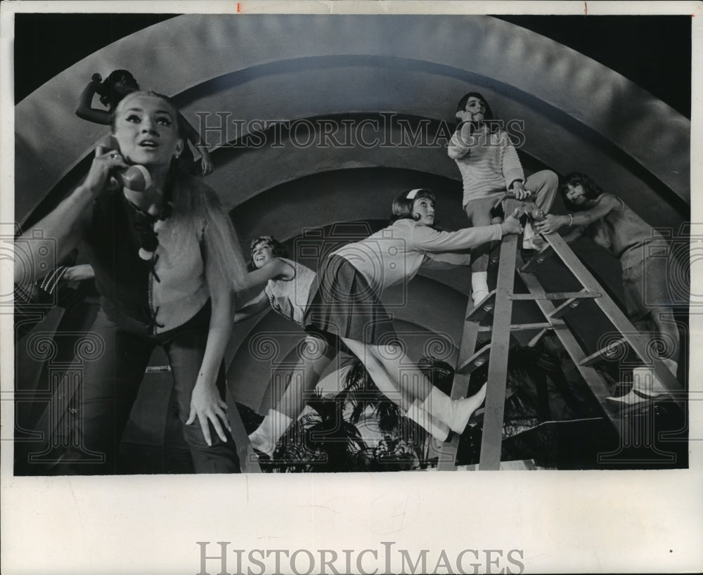 1965 Press Photo Entertainment at Milwaukee Sentinel&#39;s &quot;Fashion &#39;n&#39; Fun&quot; Show-Historic Images