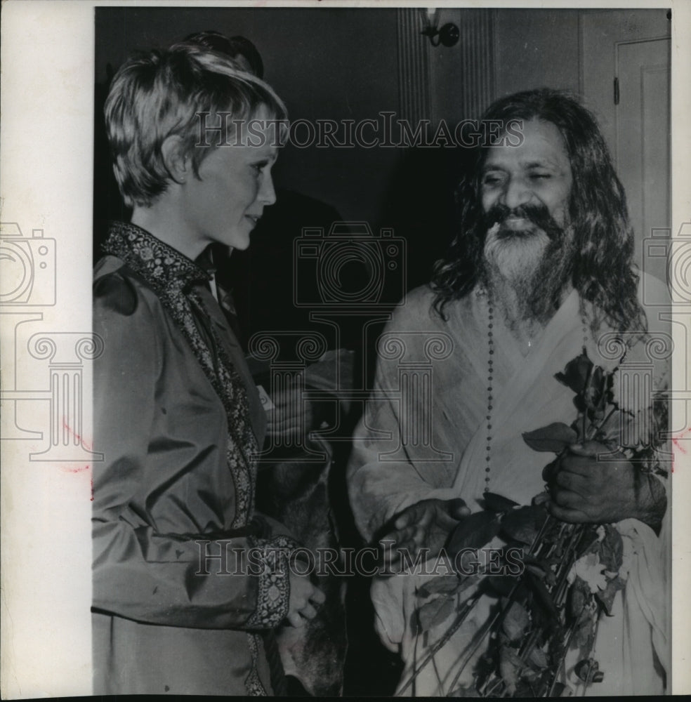 1969 Actress Mia Farrow, Marharishi Mahesh Yogi, Harvard University - Historic Images