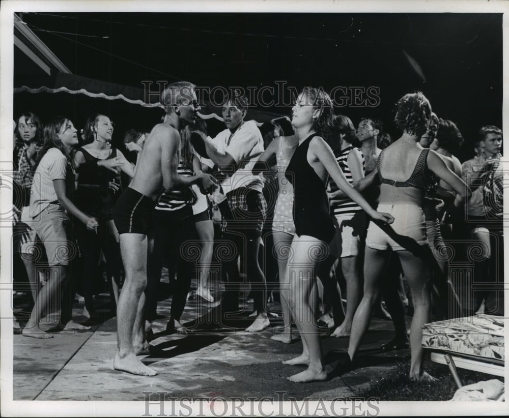 1985 Press Photo Jerk Dancing at Milwaukee Sentinel Young America Week - Historic Images