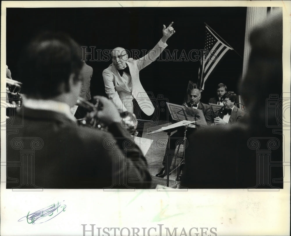 1981 Press Photo Conductor Ray Dvorak conducts Waukesha Parks &amp; Recreation Band.-Historic Images