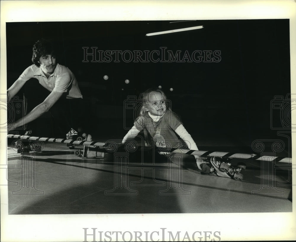 1981 Press Photo Wendy Ermold does limbo on roller skates in Wisconsin. - Historic Images