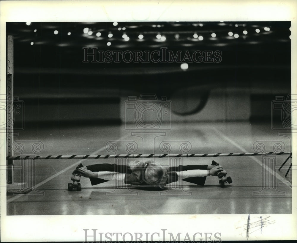 1981 Press Photo Wendy Ermold of Fort Atkinson does the limbo on roller skates. - Historic Images