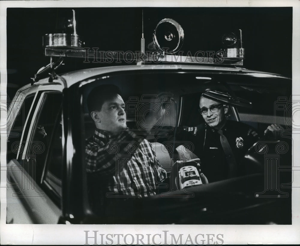 1966 Press Photo WFOX's Bill Erickson sets up microphone with Erwin Bullette. - Historic Images