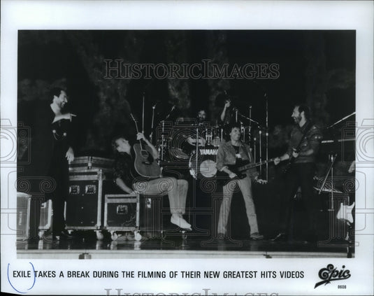 1986 Press Photo Exile takes break during filming of their greatest hits videos. - Historic Images