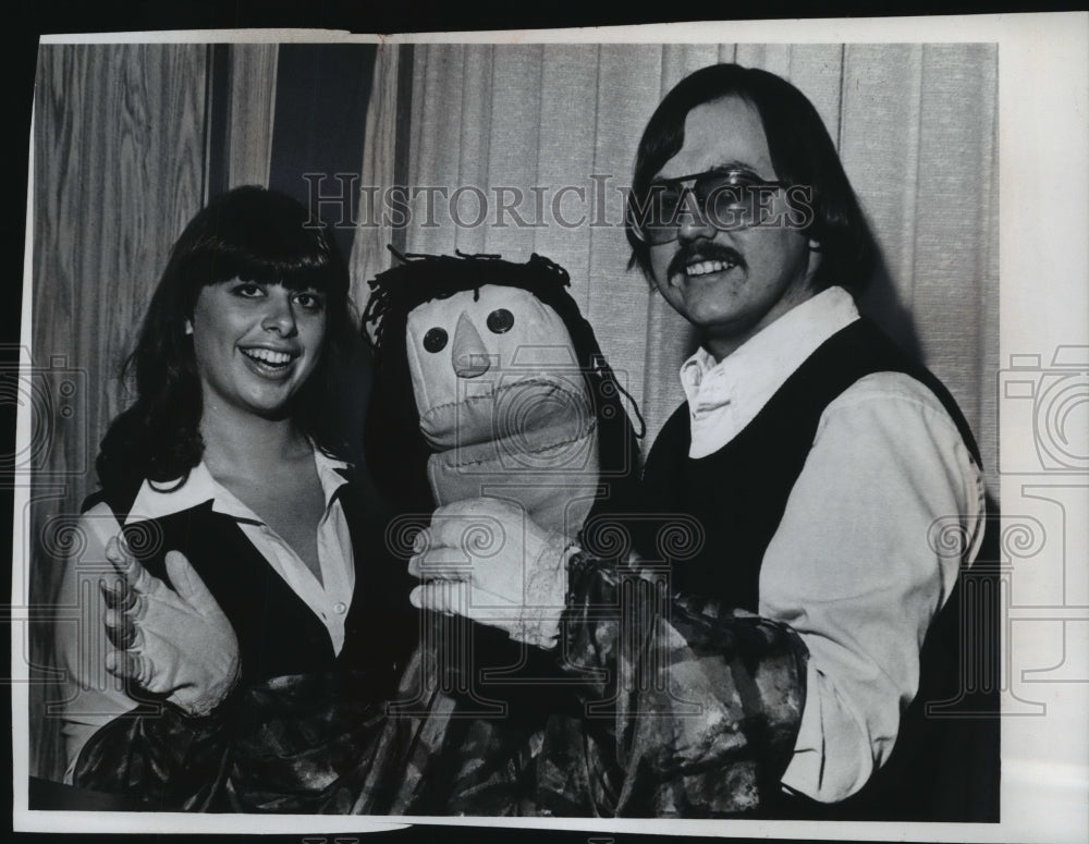 1977, Lisa Edgar and Gary Eichsteadt of Piccadilly Puppets. Ltd. - Historic Images