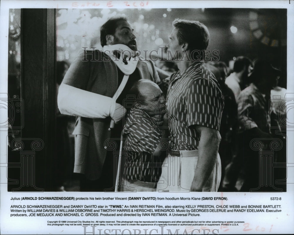 1988 Press Photo Arnold Schwarzenegger, Danny DeVito, David Efron in "Twins" - Historic Images