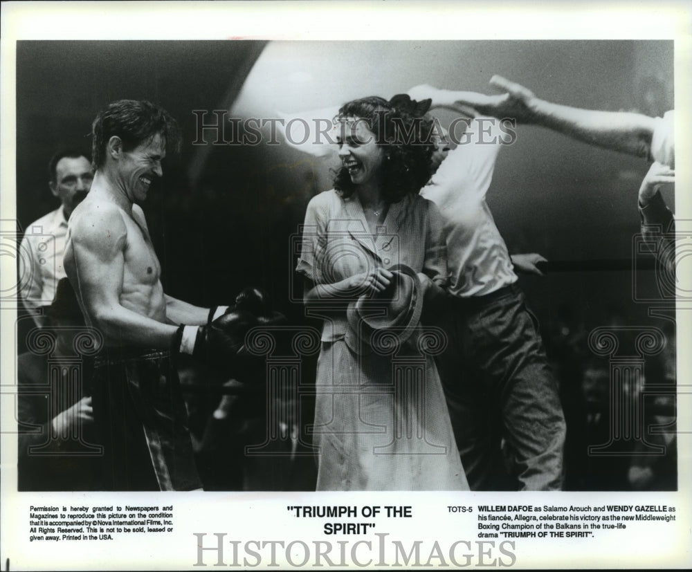 1990 Press Photo Actor Willem DaFoe, Wendy Gazelle in &quot;Triumph of the Spirit&quot; - Historic Images