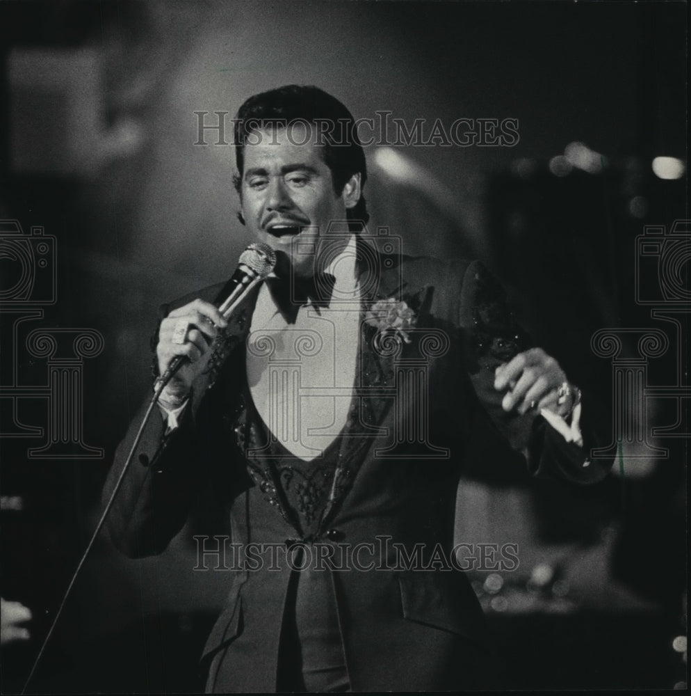 1984 Press Photo Wayne Newton Performing at Auditorium - mjp11764 - Historic Images