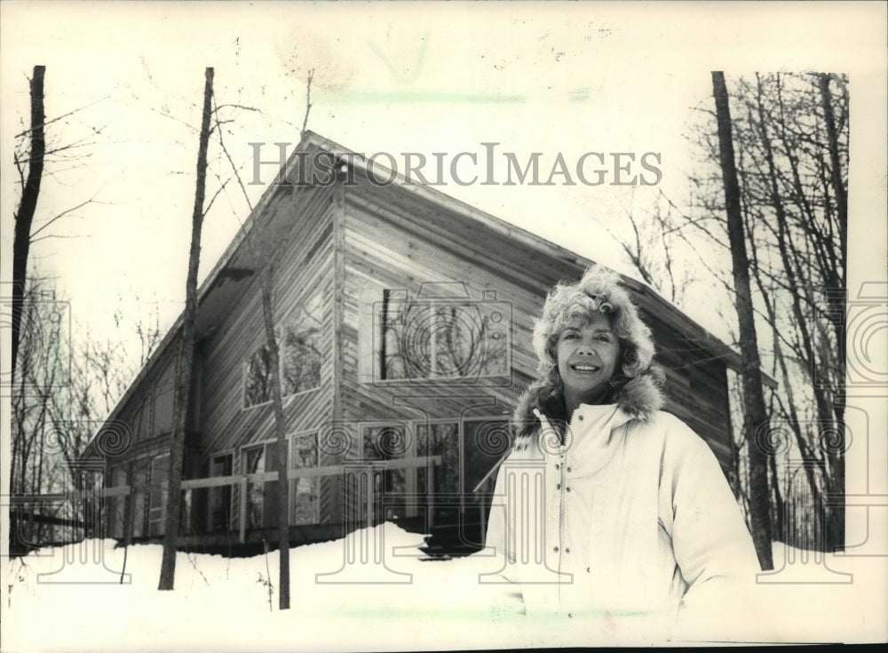 1989, Sculptor Joan Eckberg on Her Island, Bone Lake in Polk County - Historic Images