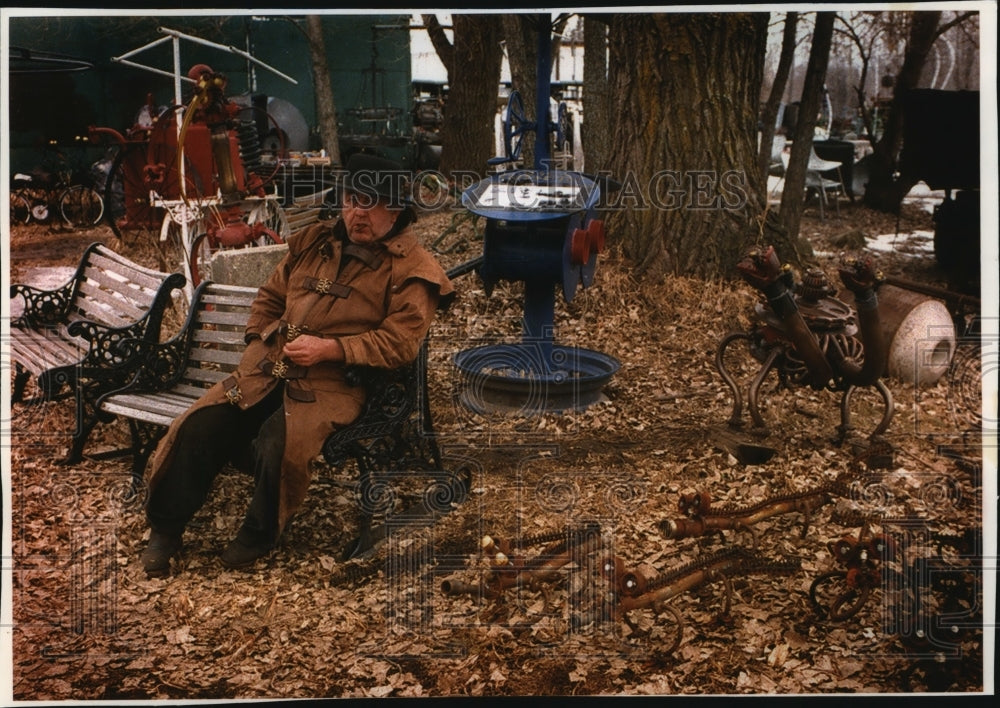 1994 Press Photo Metal Sculptor Tom Every in Outdoor Gallery - mjp11829 - Historic Images