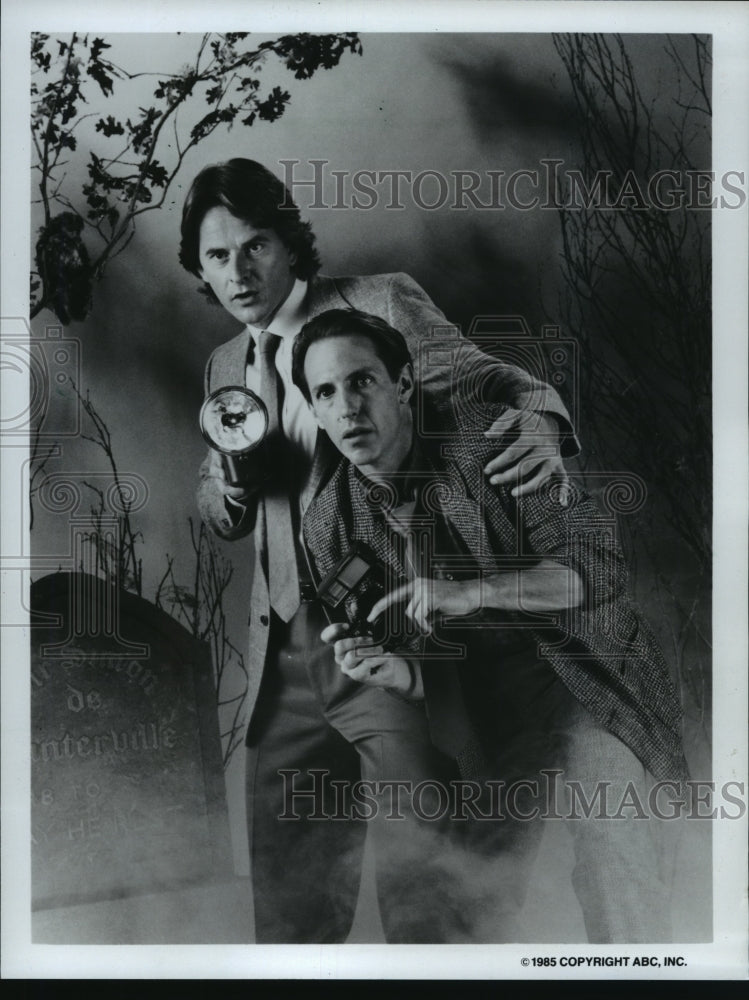 1985 Press Photo Trevor Eve, Dennis Dugan in ABC TV Series "Shadow Chasers" - Historic Images
