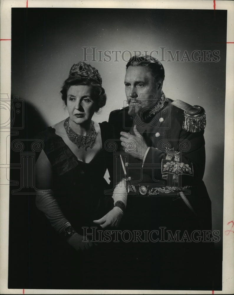 1946, Henry Edwards as King, Doris Lloyd as Gertrude in &quot;Hamlet&quot; - Historic Images