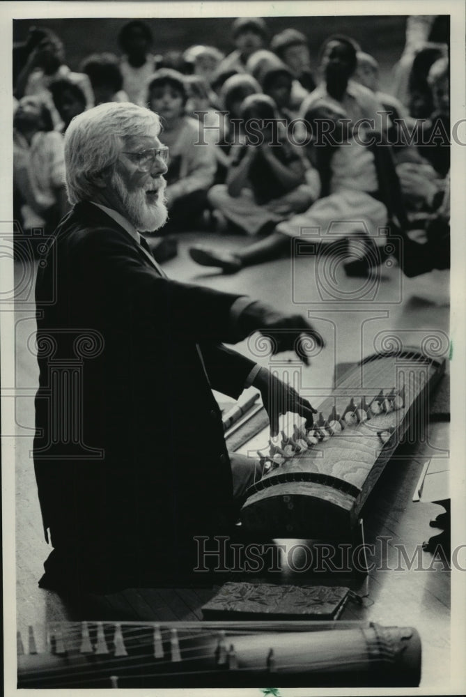1984 Press Photo Jesse Evans Playing Kota at Sherman Multi-Cultural Arts School - Historic Images