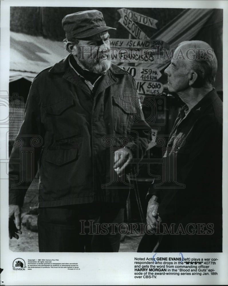 1981 Press Photo Actor Gene Evans, Harry Morgan on Ã¢â‚¬Å“M*A*S*H&quot; CBS TV - Historic Images