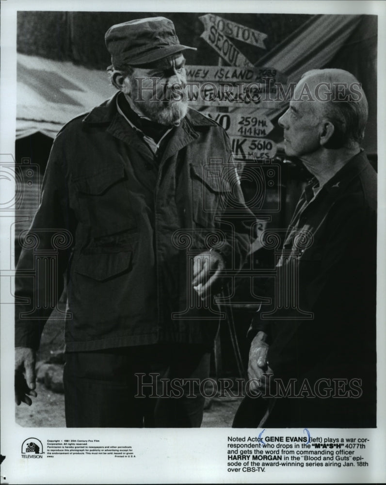 1981 Press Photo Actor Gene Evans, Harry Morgan on Ã¢â‚¬Å“M*A*S*H" CBS TV - Historic Images