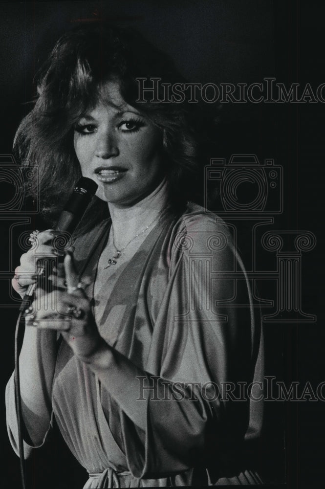 1979 Press Photo Singer Joey English for Pfister Hotel Crown Room Engagement-Historic Images