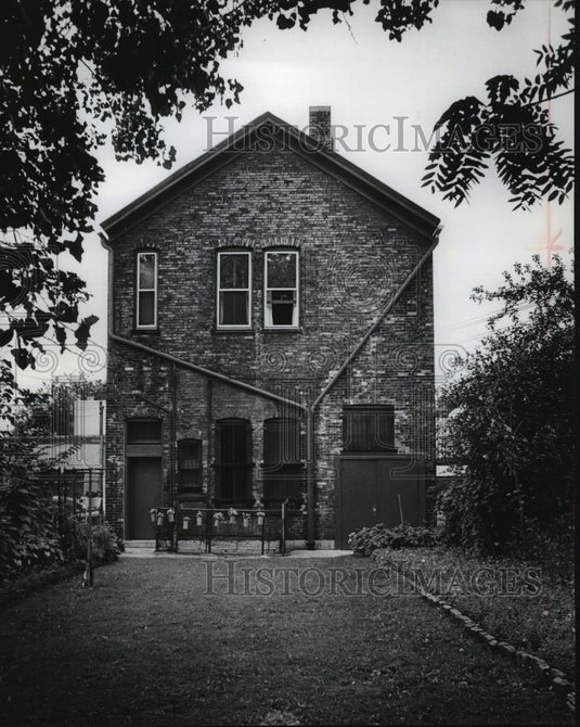 1977, Celine Farrell's Apartment Building & Garden in Walkers Point - Historic Images