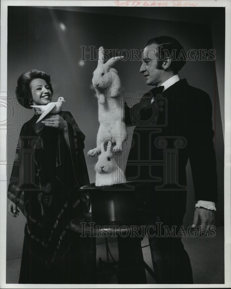 1978 Press Photo Ron Fable, Kathie and Larry the Rabbit in Benefit Magic Show-Historic Images