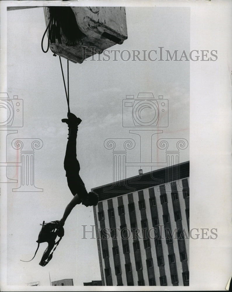 1968 Press Photo Magician Ron Fable Escaping Straitjacket Hanging Upside Down - Historic Images