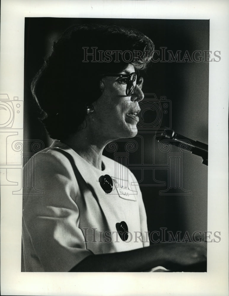 1993 Press Photo Mathea Falco speaks on narcotics in Milwaukee, Wisconsin. - Historic Images