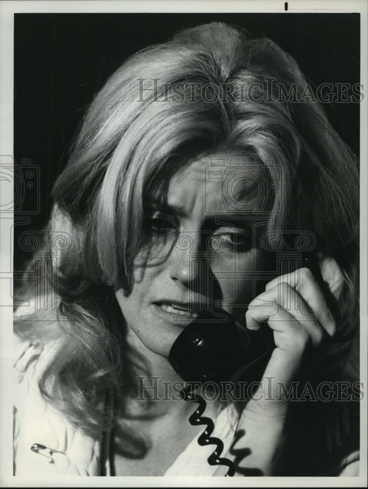 1975 Press Photo Actress Sharon Farrell in &quot;Police Story&quot; NBC TV Series - Historic Images