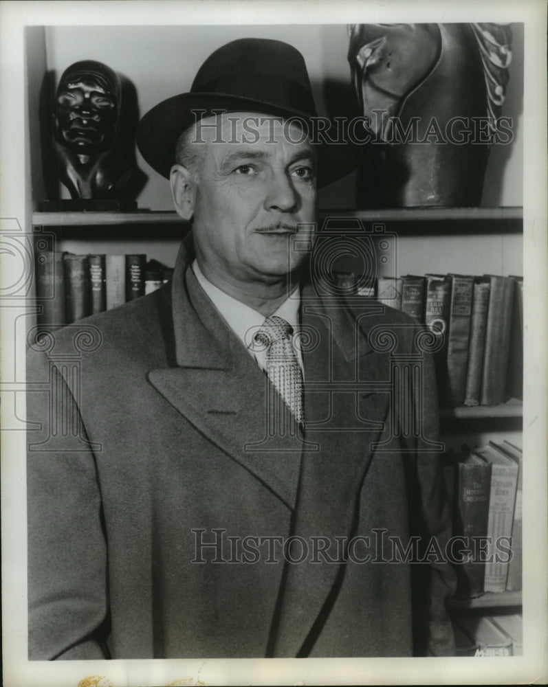 1956 Press Photo Actor Charles Farrell for NBC-TV's "Charles Farrell Show" - Historic Images