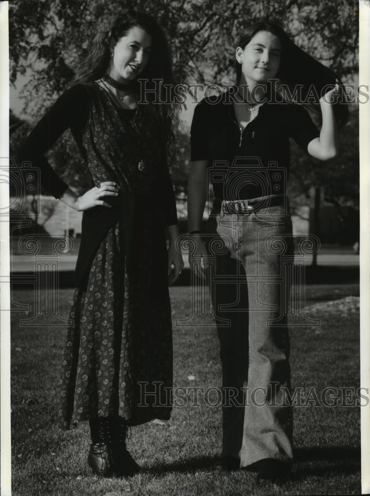 1993 Press Photo Nicole Krausman, Rachel Silberman Wearing 70s Fashion - Historic Images
